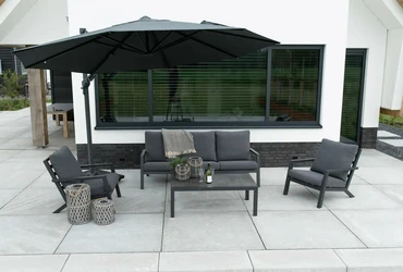 Grote Zweefparasol Virgo Antraciet 3,5M met verrijdbare 90kg voet - Sfeerbeeld, Lesli Living, Tuincentrum Outlet