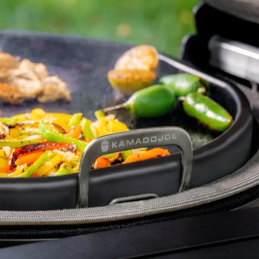 Kamado Joe ® - Karbon steel Classic Griddle - Sfeerbeeld 3, Kamado Joe®, Tuincentrum Outlet