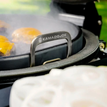 Kamado Joe ® - Karbon steel Classic Griddle - Sfeerbeeld 6, Kamado Joe®, Tuincentrum Outlet