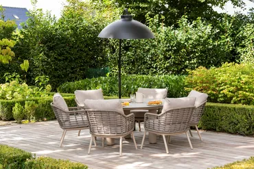 Puglia low dining chair latte met 2 kussen sfeerbeeld, 4 Seasons Outdoor, tuincentrumoutlet.com