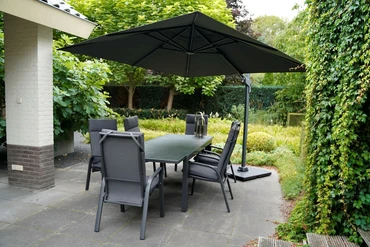 Zweefparasol Virgo Antraciet zonder volant 3x3mtr met Kruisvoet en Tegels - Sfeerbeeld, Lesli Living, Tuincentrum Outlet